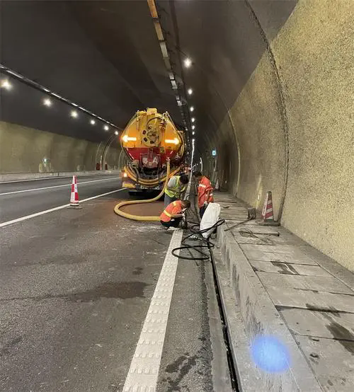 吴桥隧道排水渠清淤